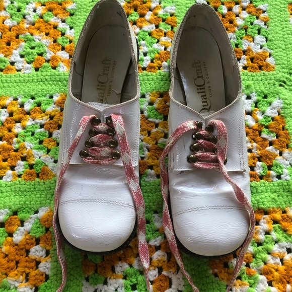 SOLD Vintage 60s White Saddle Shoes 🌸 - Picture 2 of 6